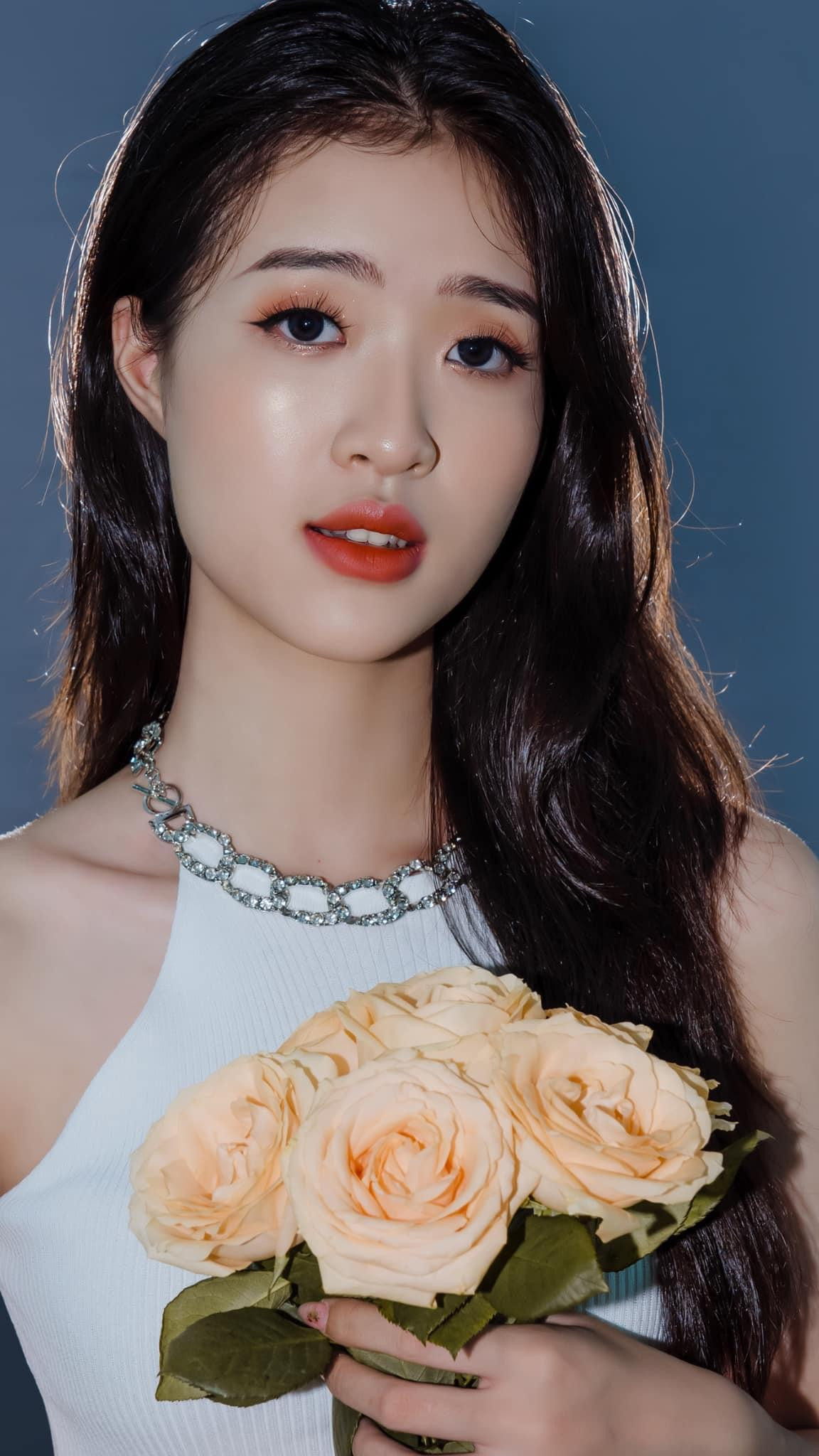 Cô gái Hồ Thị Yến Nhi, sinh năm 2003, đến từ Huế hút hồn với vẻ đẹp mong manh và đôi mắt to tròn ngây thơ.