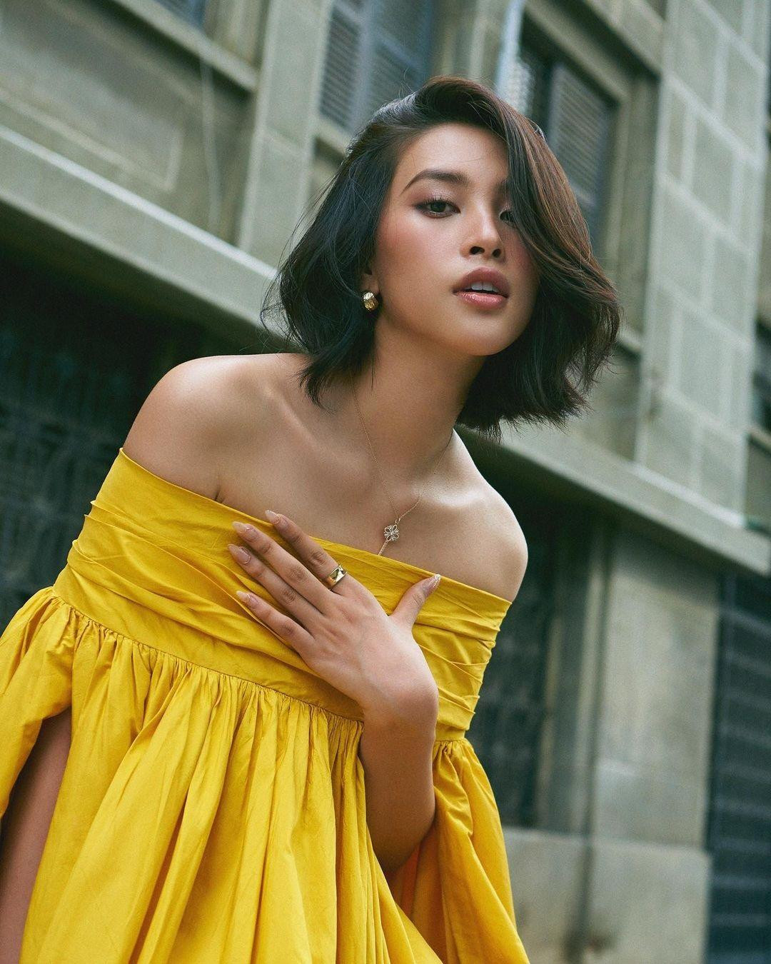 Thiết kế giúp người đẹp sinh năm 2000 khoe bờ vai nuột nà, gợi cảm.