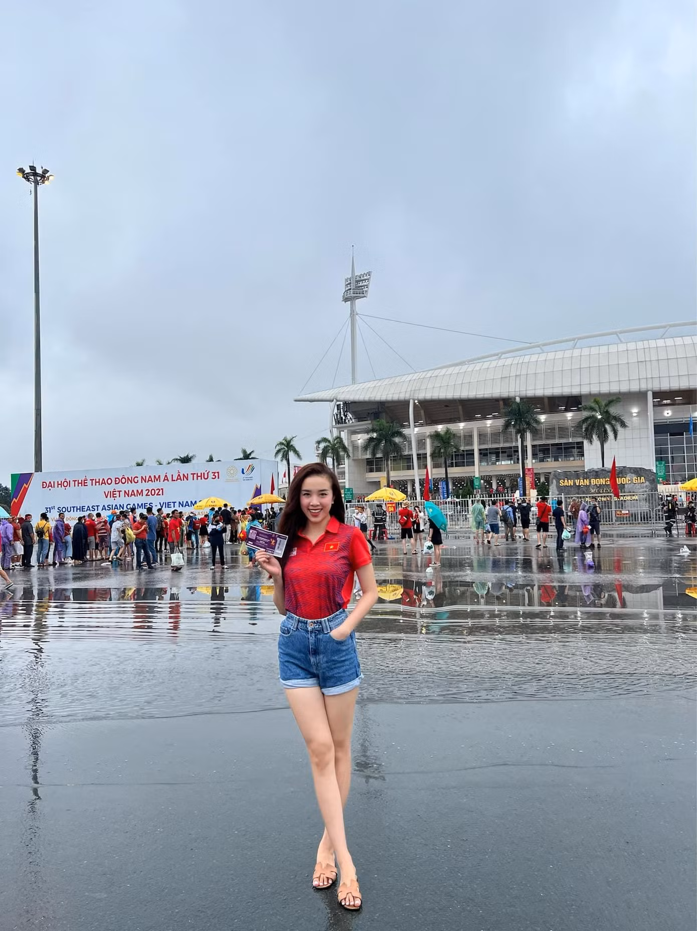 Người đẹp diện quần short khoe chân dài và mặc áo đấu màu đỏ rực với cờ đỏ sao vàng trên ngực áo. Người đẹp diện quần short khoe chân dài và mặc áo đấu màu đỏ rực với cờ đỏ sao vàng trên ngực áo.