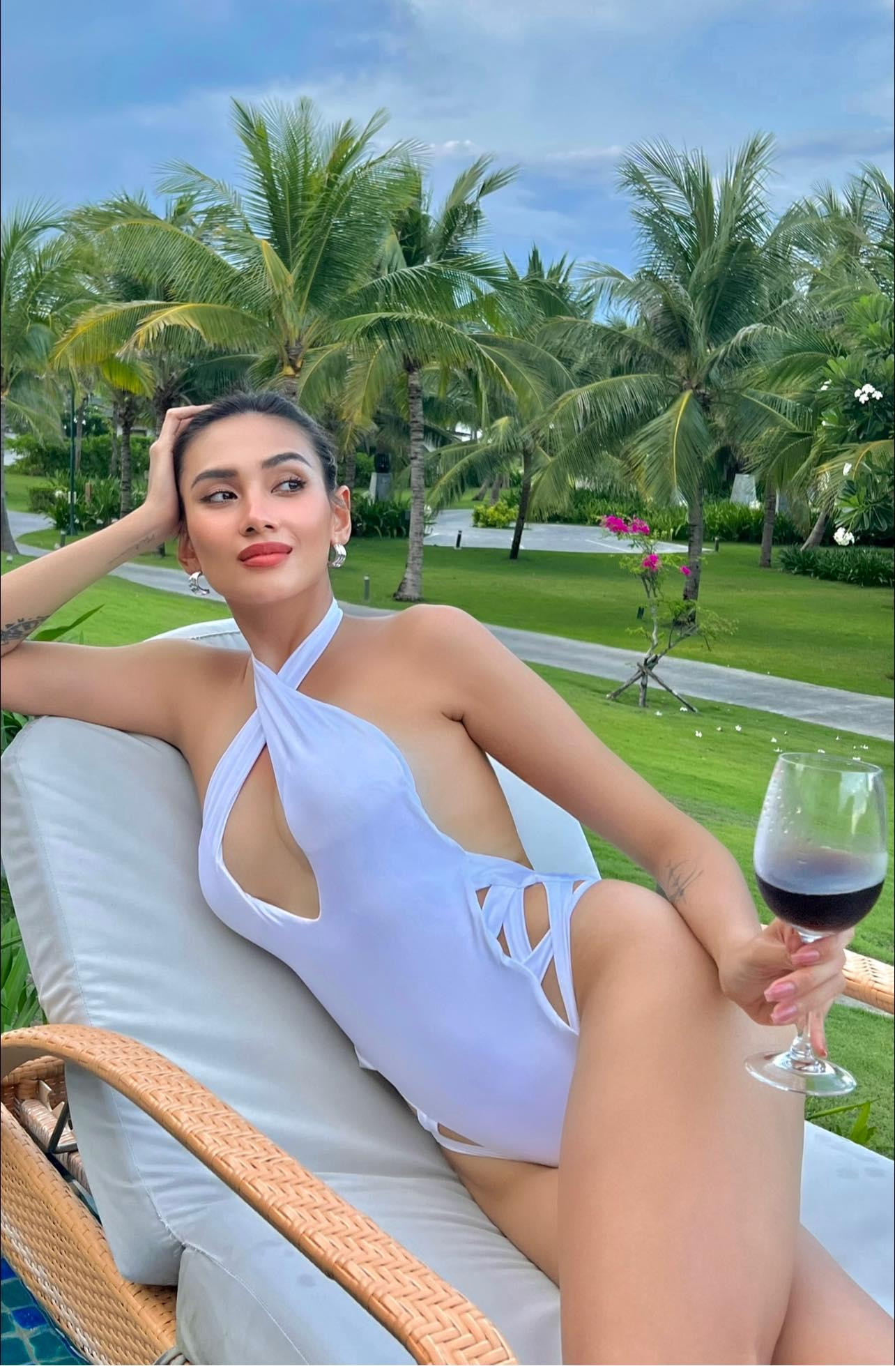 Thiết kế áo tắm với những đường cut-out táo bạo ở hông giúp Võ Hoàng Yến khoe đường cong quyến rũ và nóng bỏng.