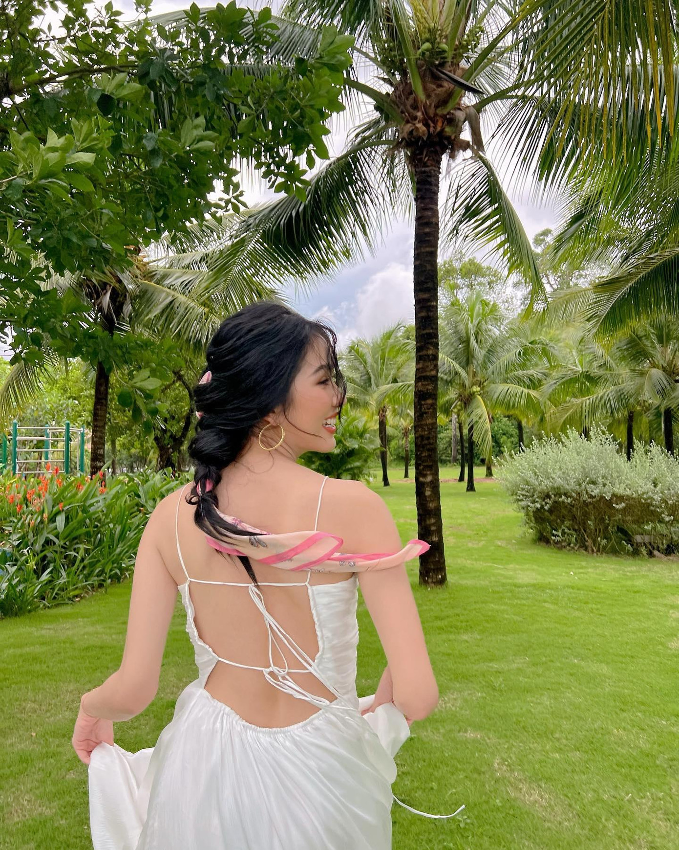 Thiết kế với những khoảng hở phía sau còn giúp nàng "Á hậu học giỏi" khoe lưng ong quyến rũ.