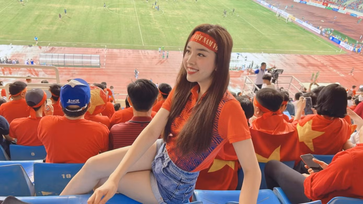 Mặc dù trước đó khá ít đến sân nhưng Thuý An cũng có niềm đam mê với môn bóng đá và thường xuyên cổ vũ các cầu thủ nước nhà. Mặc dù trước đó khá ít đến sân nhưng Thuý An cũng có niềm đam mê với môn bóng đá và thường xuyên cổ vũ các cầu thủ nước nhà.