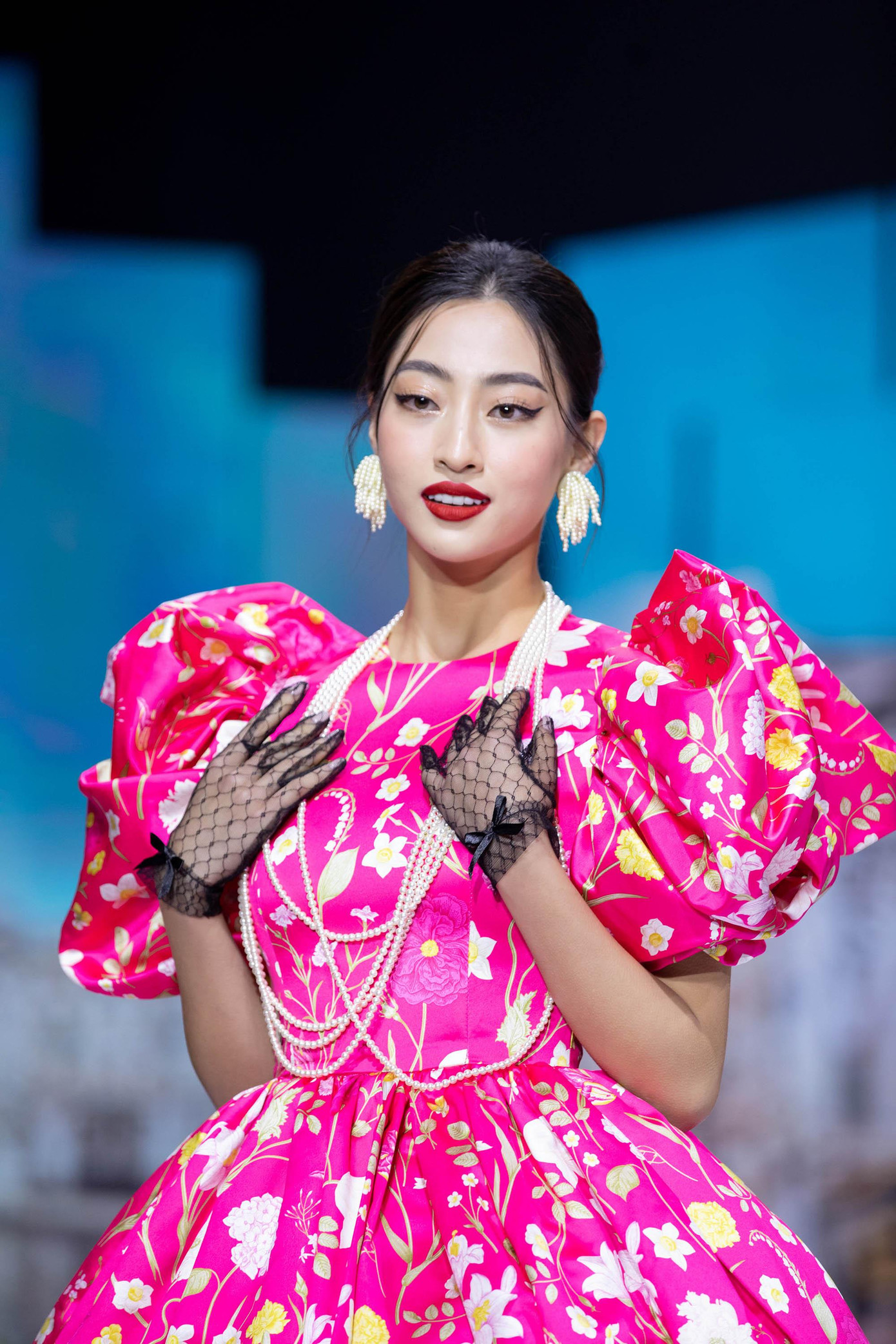 Hoa hậu Lương Thuỳ Linh hoá thân thành quý cô ngọt ngào, kiêu sa trên sàn diễn với bộ váy hồng hoạ tiết đáng yêu.