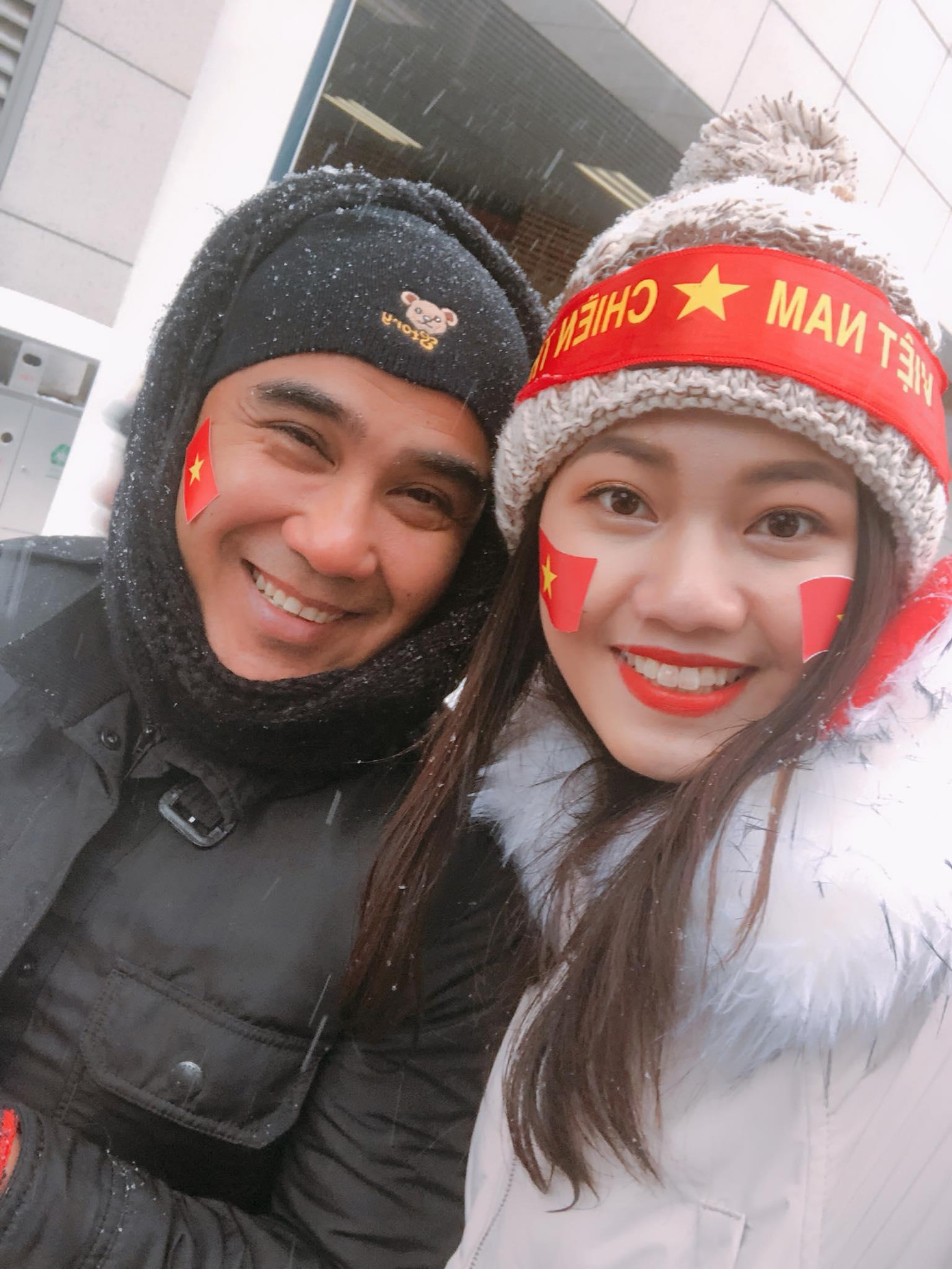 Thanh Tú xinh đẹp rạng rỡ khi hội ngộ diễn viên Quyền Linh trên khán đài.