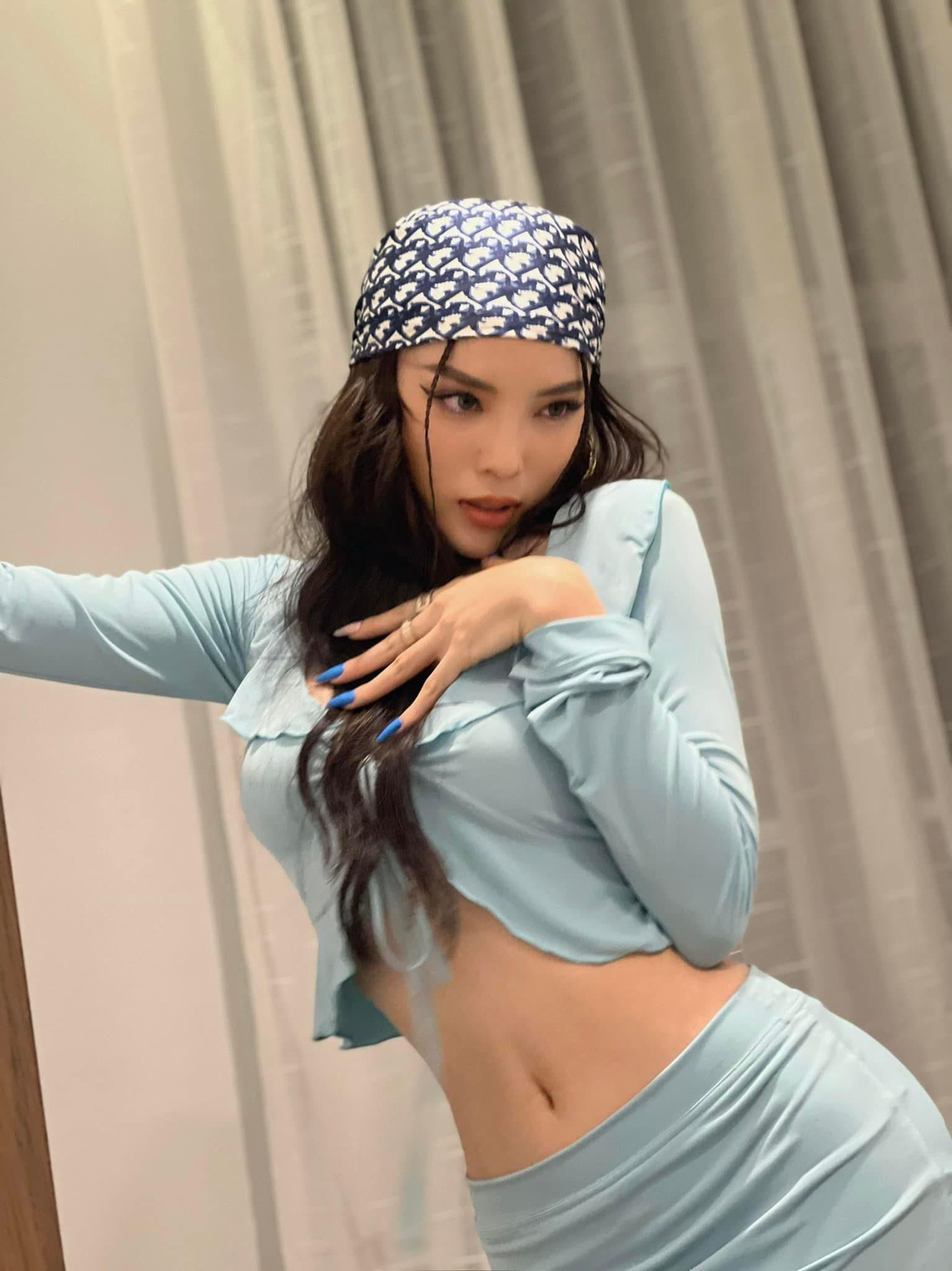 Cô cũng định hình phong cách theo hướng nóng bỏng và gợi cảm.