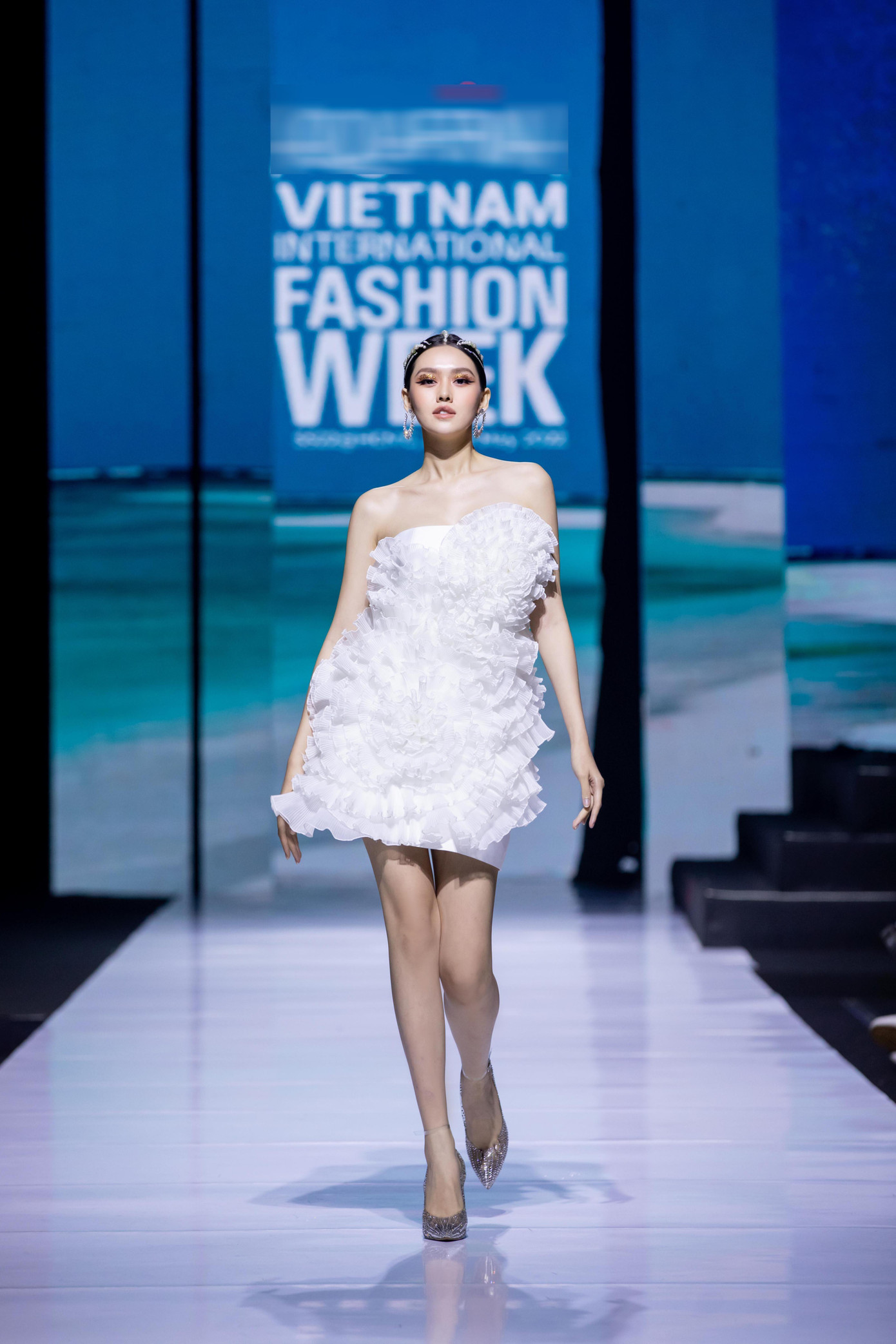 Á hậu Tường San cùng có màn trình diễn đầy ấn tượng trong chương trình.