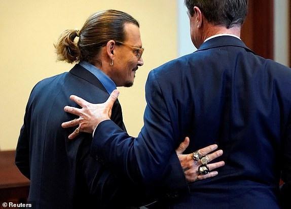 Depp rời khỏi tòa án để chờ phán quyết cuối cùng. Ảnh: Reuters.