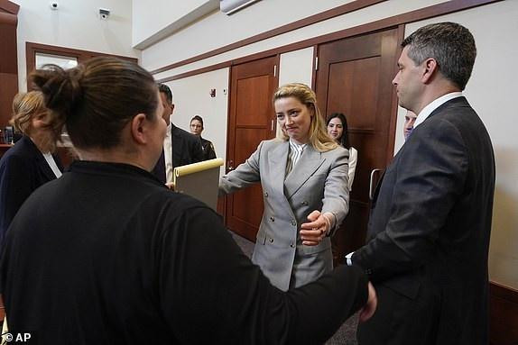 Heard ôm các thành viên trong đội ngũ pháp lý của cô. Ảnh: AP.