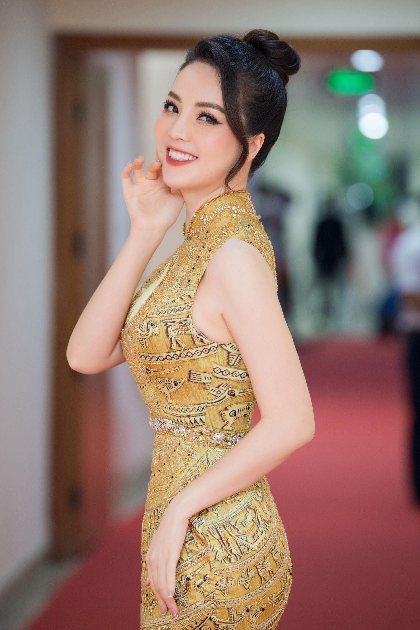 Bộ váy được đính kết đẹp mắt kết hợp với màu sắc sang trọng tôn lên vẻ quyến rũ và kiêu sa của Thụy Vân.