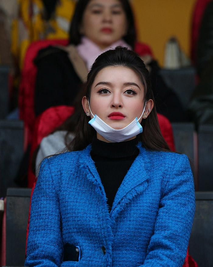 Nhan sắc xinh đẹp và nổi bật của Huyền My luôn giúp cô thu hút các ống kính máy ảnh trên khán đài.