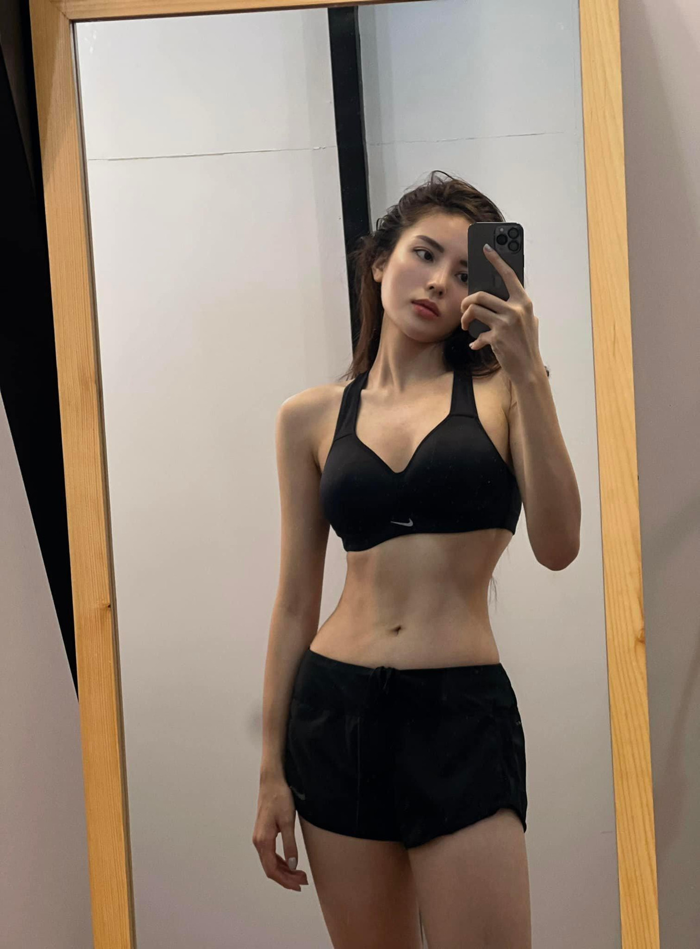 Hoa hậu Tiểu Vy khoe vòng eo bé xíu đáng ngưỡng mộ.