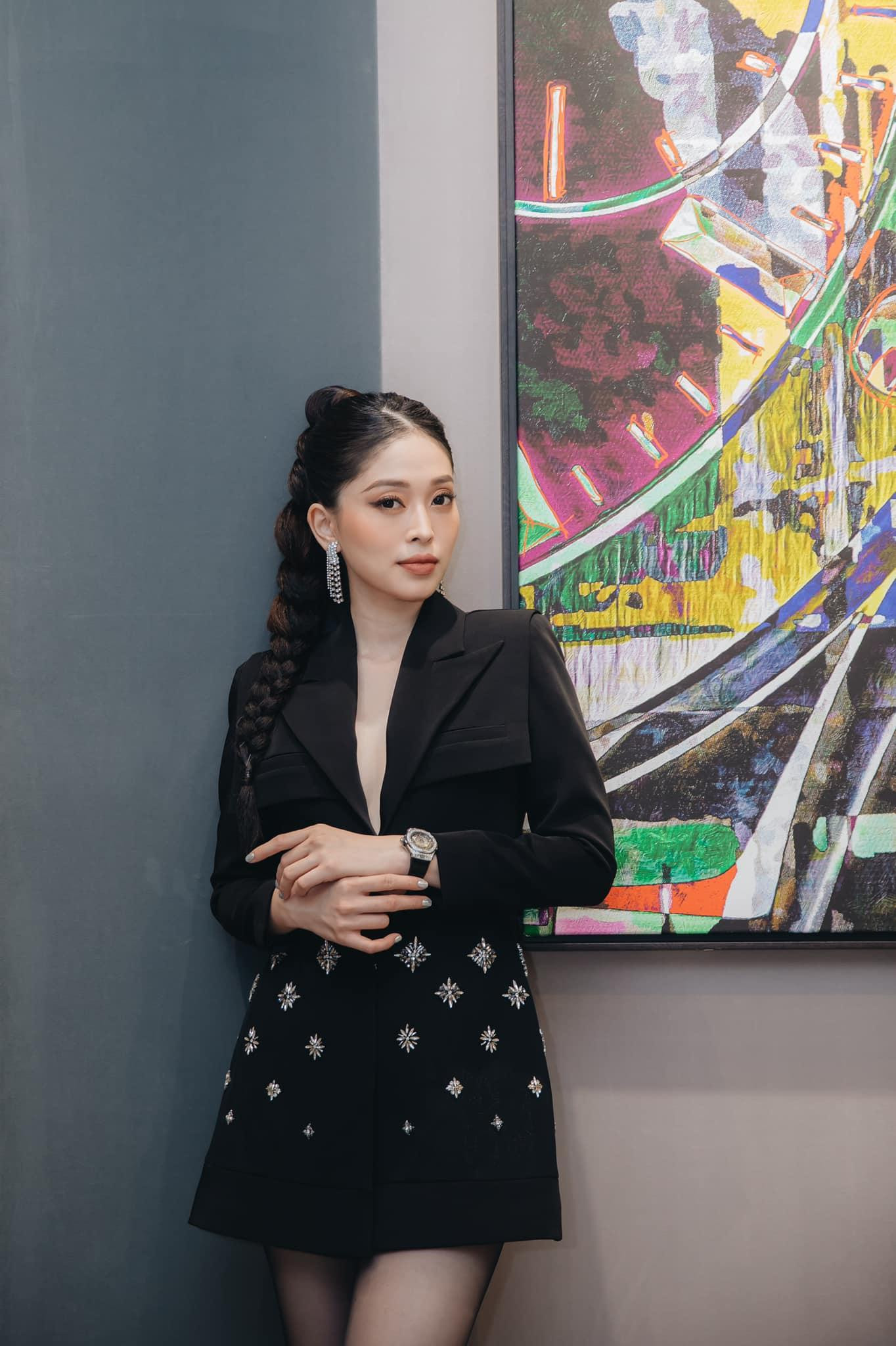 Á hậu Phương Nga cá tính và quyến rũ với bộ váy đen đính kết cầu kỳ. Á hậu Phương Nga cá tính và quyến rũ với bộ váy đen đính kết cầu kỳ.