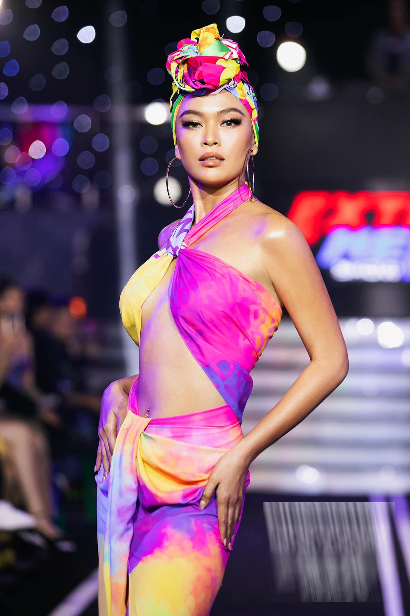 Mâu Thủy khoe nhan sắc nóng bỏng không kém cạnh Hoàng My trên sàn runway.