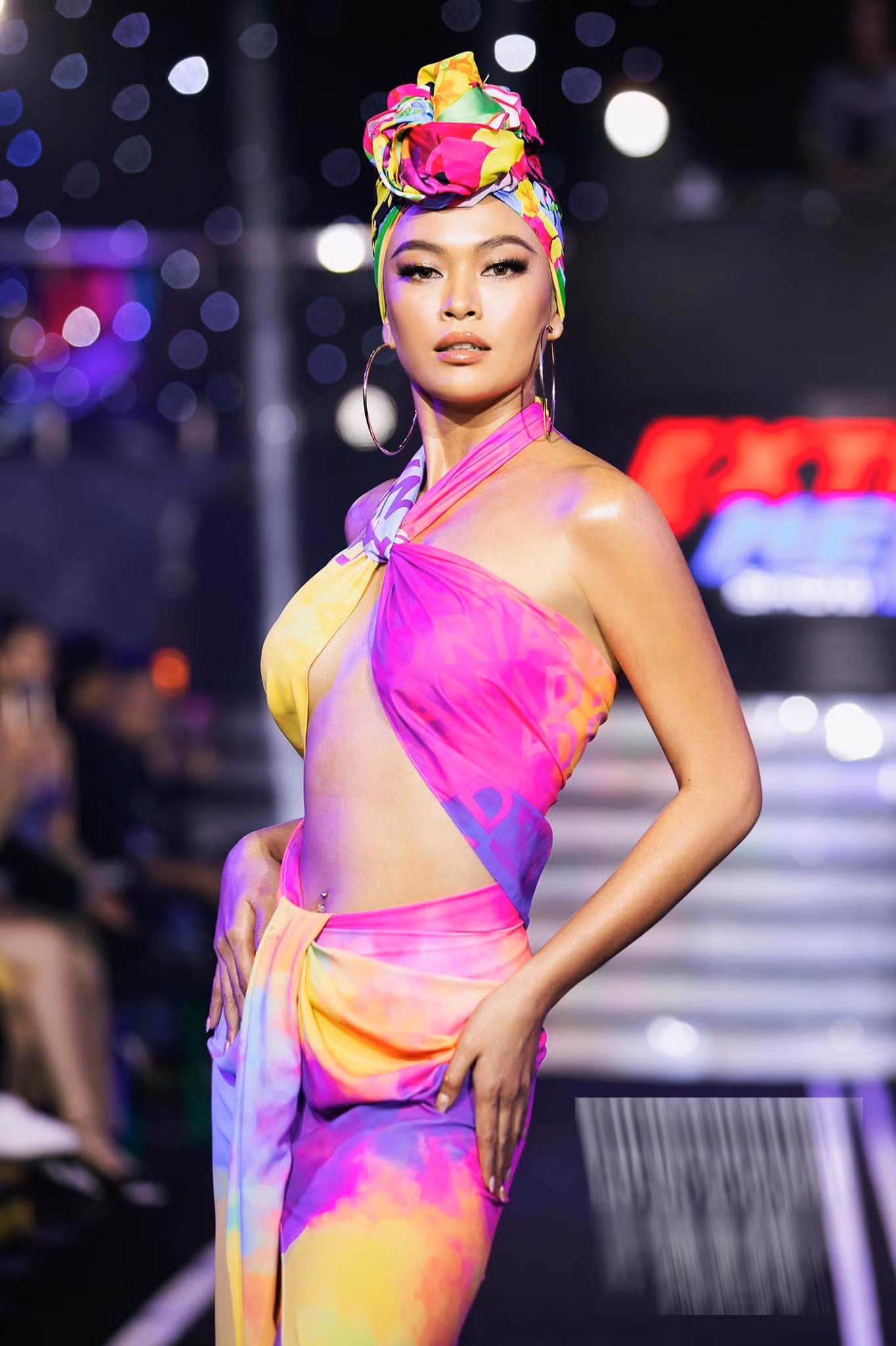 Mâu Thủy khoe nhan sắc nóng bỏng không kém cạnh Hoàng My trên sàn runway.