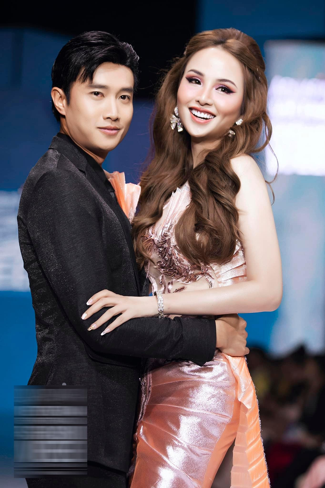 Hoa hậu Diễm Hương rạng rỡ bên diễn viên Quốc Trường trên sàn runway.