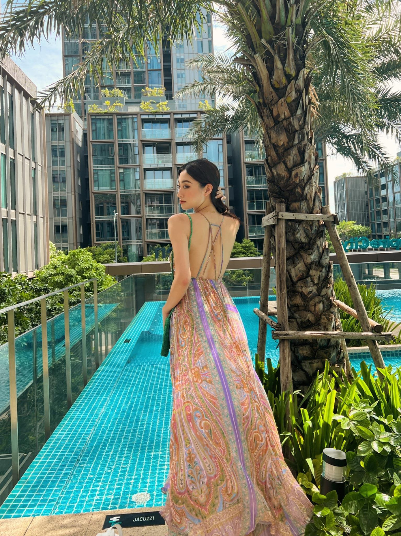 Lương Thuỳ Linh khoe trọn tấm lưng trần quyến rũ.