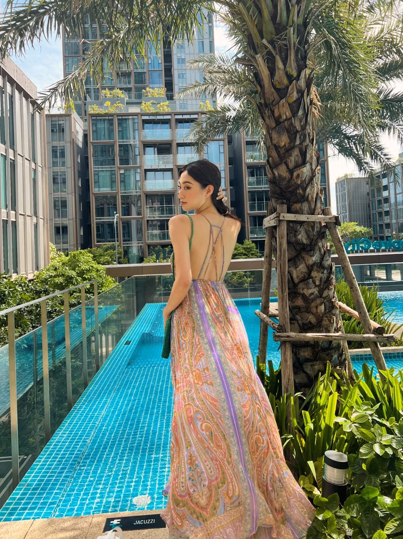Lương Thuỳ Linh khoe trọn tấm lưng trần quyến rũ.