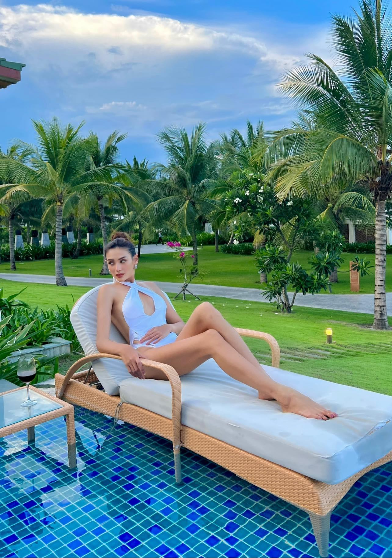 Mới đây, Á hậu Võ Hoàng Yến có chuyến nghỉ mát. Người đẹp diện áo tắm một mảnh màu trắng khoe đôi chân dài quyến rũ bên bể bơi.