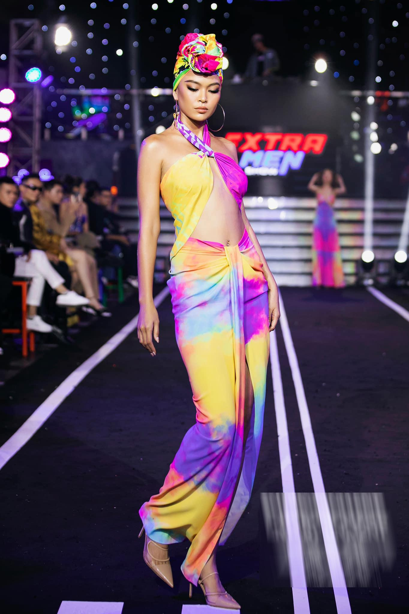 Thiết kế rực rỡ này trước đó cũng từng được Á hậu Mâu Thủy mặc trên sàn diễn thời trang.