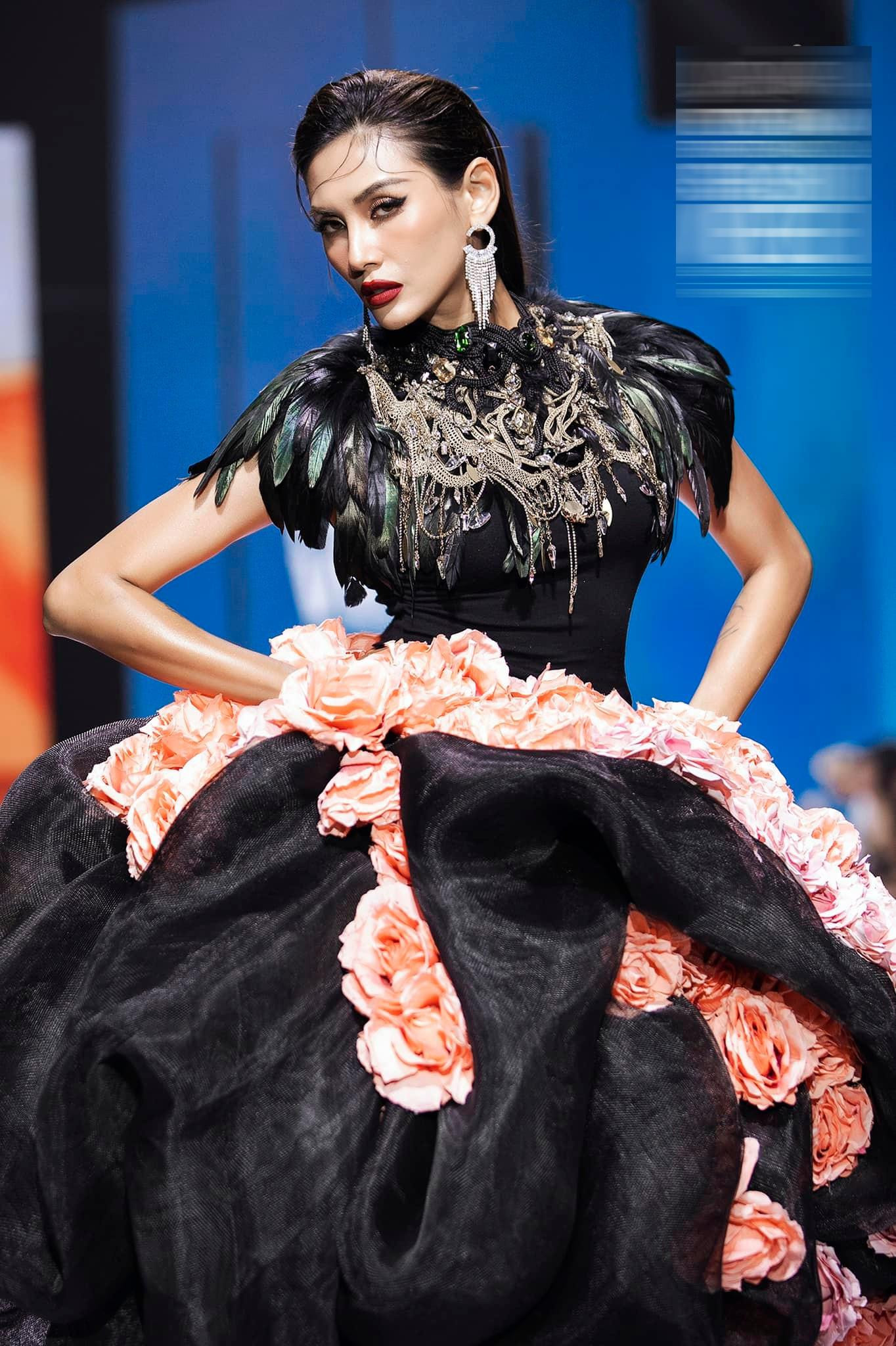 Siêu mẫu Võ Hoàng Yến cũng lộng lẫy và xinh đẹp không kém trên sàn diễn với bộ váy đính hoa cầu kỳ, tỉ mỉ.