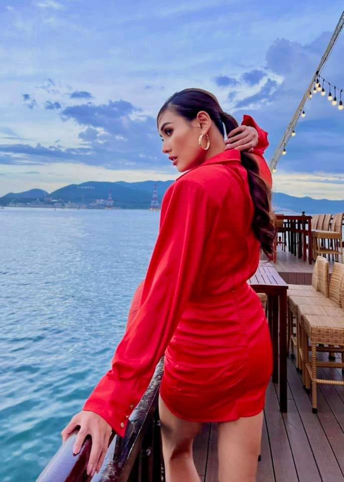 Thiết kế giúp Võ Hoàng Yến khoe vóc dáng đáng mơ ước.