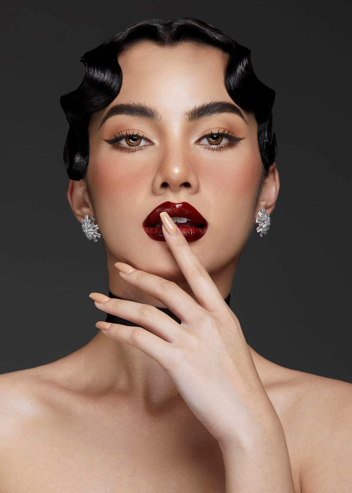 Người đẹp Cẩm Đan hoá thân thành quý cô thập niên 60 với lối make-up mang phong cách cổ điển.