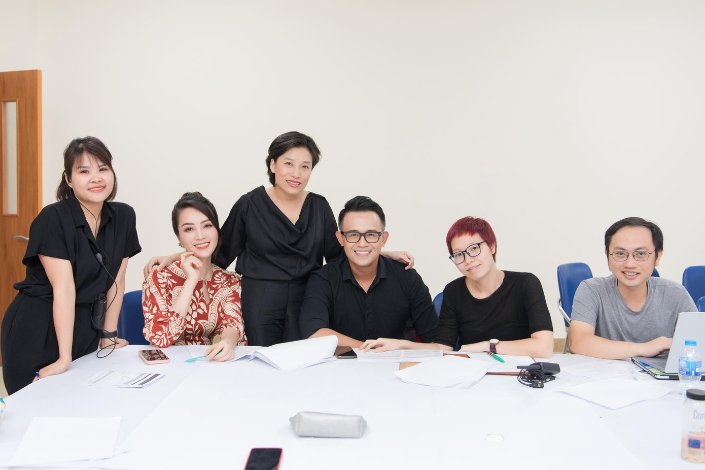 Á hậu Thụy Vân, MC Đức Bảo cùng NSƯT Trần Ly Ly và ê-kíp tích cực chuẩn bị cho chương trình lễ bế mạc.