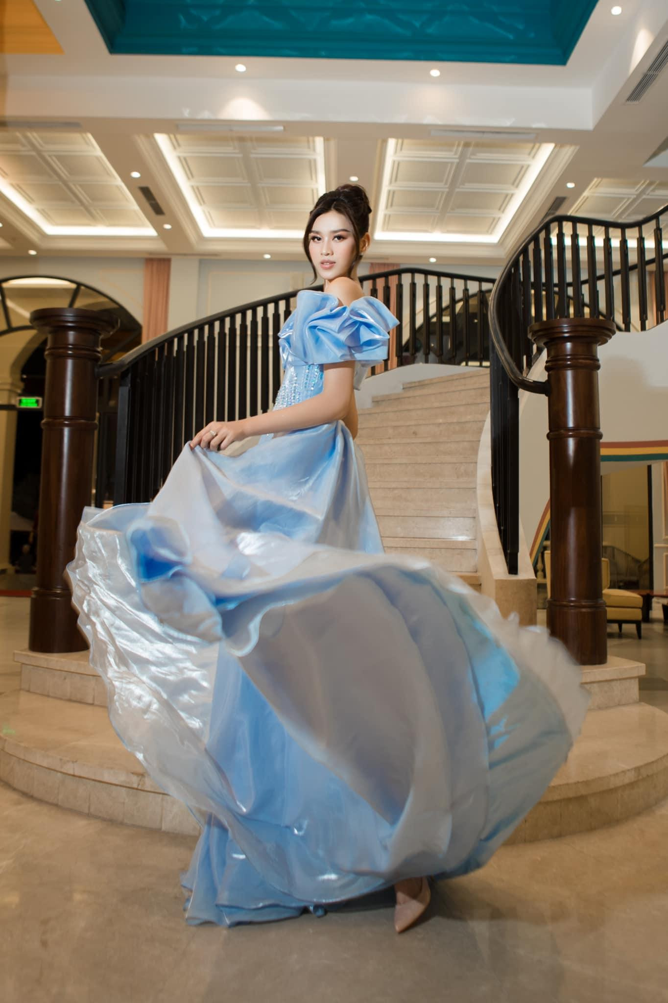 Thiết kế với tông màu xanh pastel ngọt ngào và lãng mạn làm khán giả liên tưởng tới hình ảnh nàng công chúa Elsa.