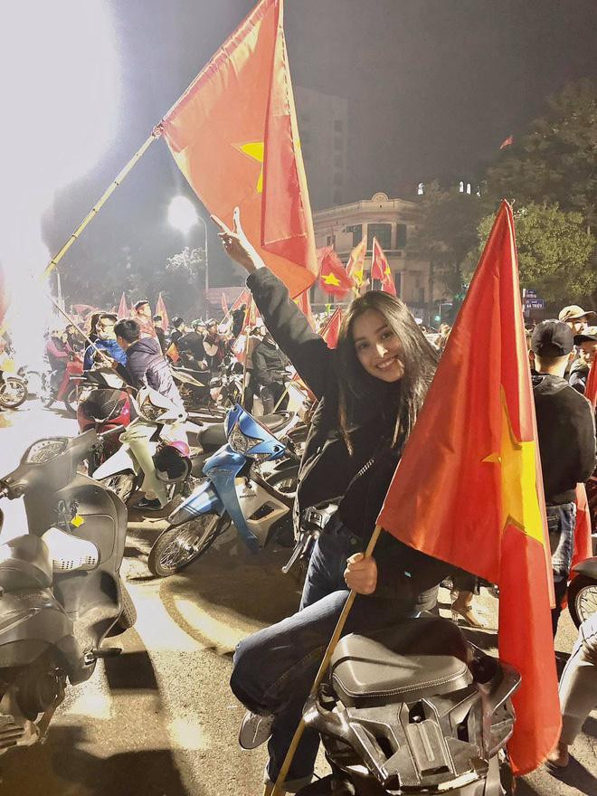 Nàng hậu không ngần ngại ngồi sau xe máy để đi 'bão' cùng bạn bè. Nàng hậu không ngần ngại ngồi sau xe máy để đi 'bão' cùng bạn bè.