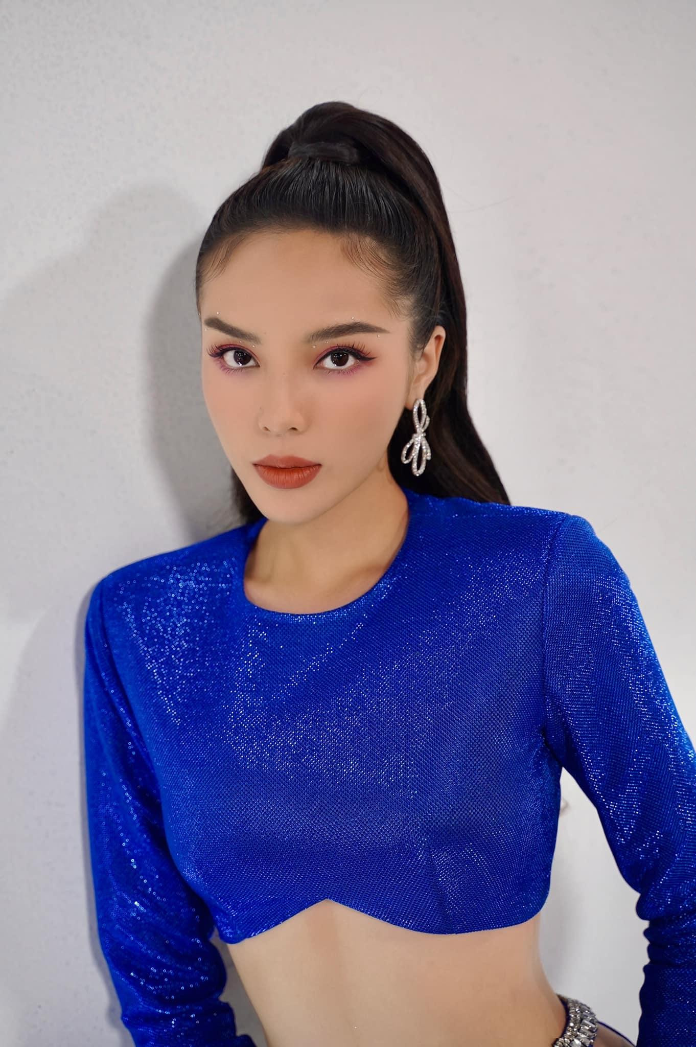 Người đẹp chọn kiểu tóc đuôi ngựa kiêu sa và phong cách trang điểm hiện đại, cá tính.