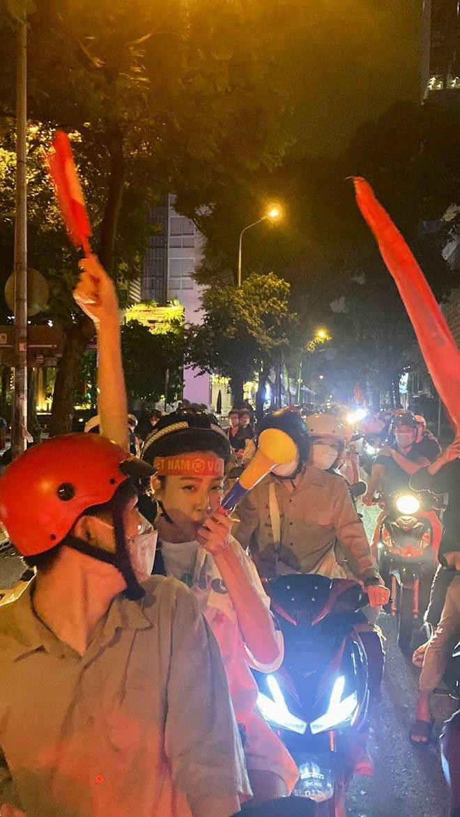 Sau chiến thắng của U23 Việt Nam trước Thái Lan trong trận chung kết SEA GAMES 31 vào tối 22/5, Hoa hậu Thùy Tiên đã hòa cùng dòng người đông đúc trên đường phố TP. HCM để ăn mừng thành tích của các cầu thủ. Người đẹp ngồi sau xe máy, nhiệt tình thổi còi để cổ động khi đi qua các tuyến phố. Sau chiến thắng của U23 Việt Nam trước Thái Lan trong trận chung kết SEA GAMES 31 vào tối 22/5, Hoa hậu Thùy Tiên đã hòa cùng dòng người đông đúc trên đường phố TP. HCM để ăn mừng thành tích của các cầu thủ. Người đẹp ngồi sau xe máy, nhiệt tình thổi còi để cổ động khi đi qua các tuyến phố.