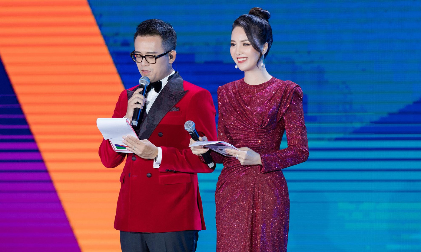 Á hậu Thụy Vân và MC Đức Bảo trong lễ bế mạc SEA Games 31.