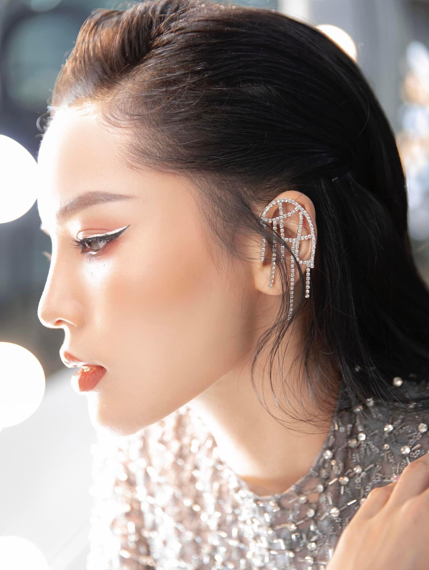 Kỳ Duyên lựa chọn phong cách trang điểm cá tính và sử dụng các trang sức độc đáo để làm điểm nhấn.