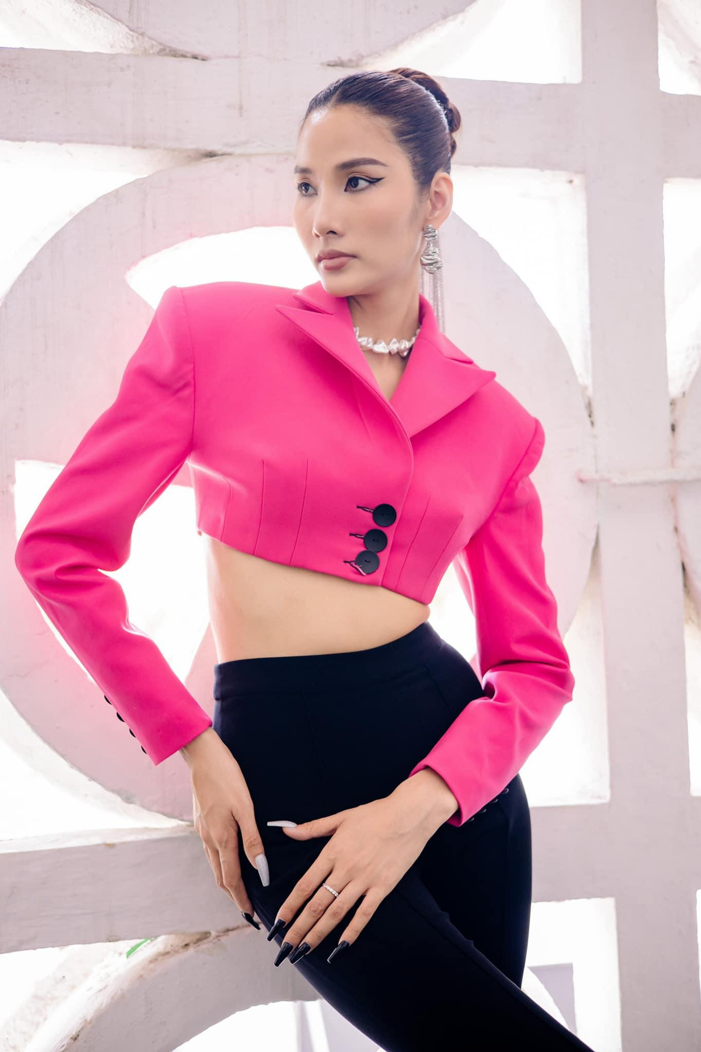 Thiết kế giúp Hoàng Thuỳ khoe trọn vòng eo 'con kiến' săn chắc, quyến rũ.