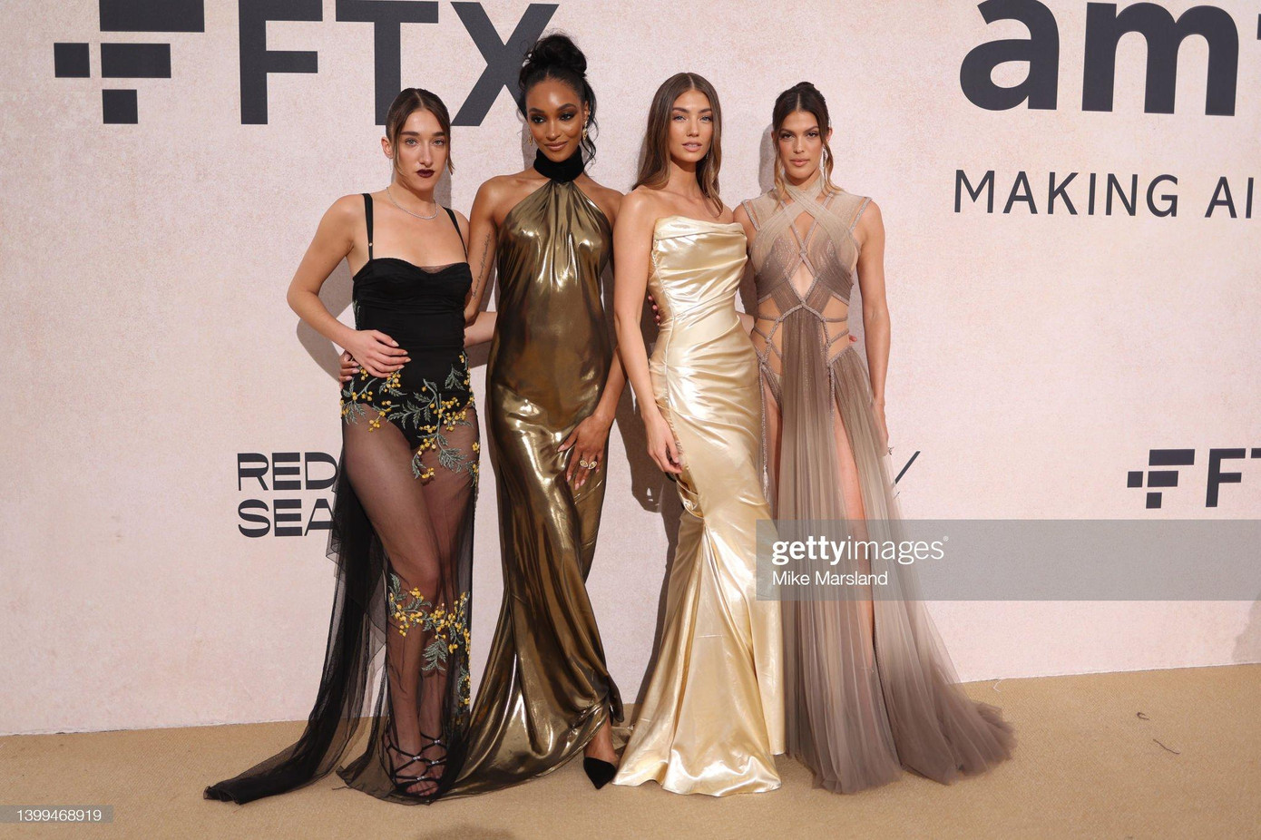 Tại sự kiện, Iris Mittenaere có dịp hội ngộ với những người bạn thân đều là những siêu mẫu nổi tiếng và đình đám thế giới. Tại sự kiện, Iris Mittenaere có dịp hội ngộ với những người bạn thân đều là những siêu mẫu nổi tiếng và đình đám thế giới.