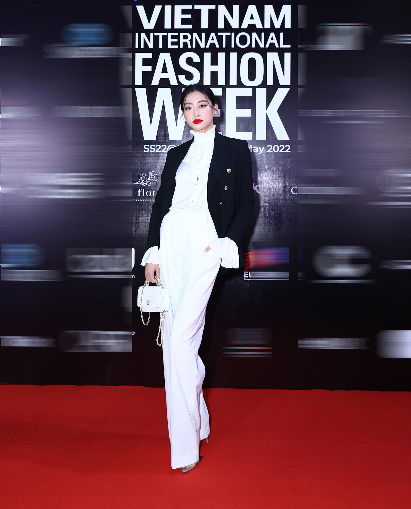 Hoa hậu Lương Thuỳ Linh cá tính và kiêu sa trong bộ suit cách điệu tông màu trắng - đen.