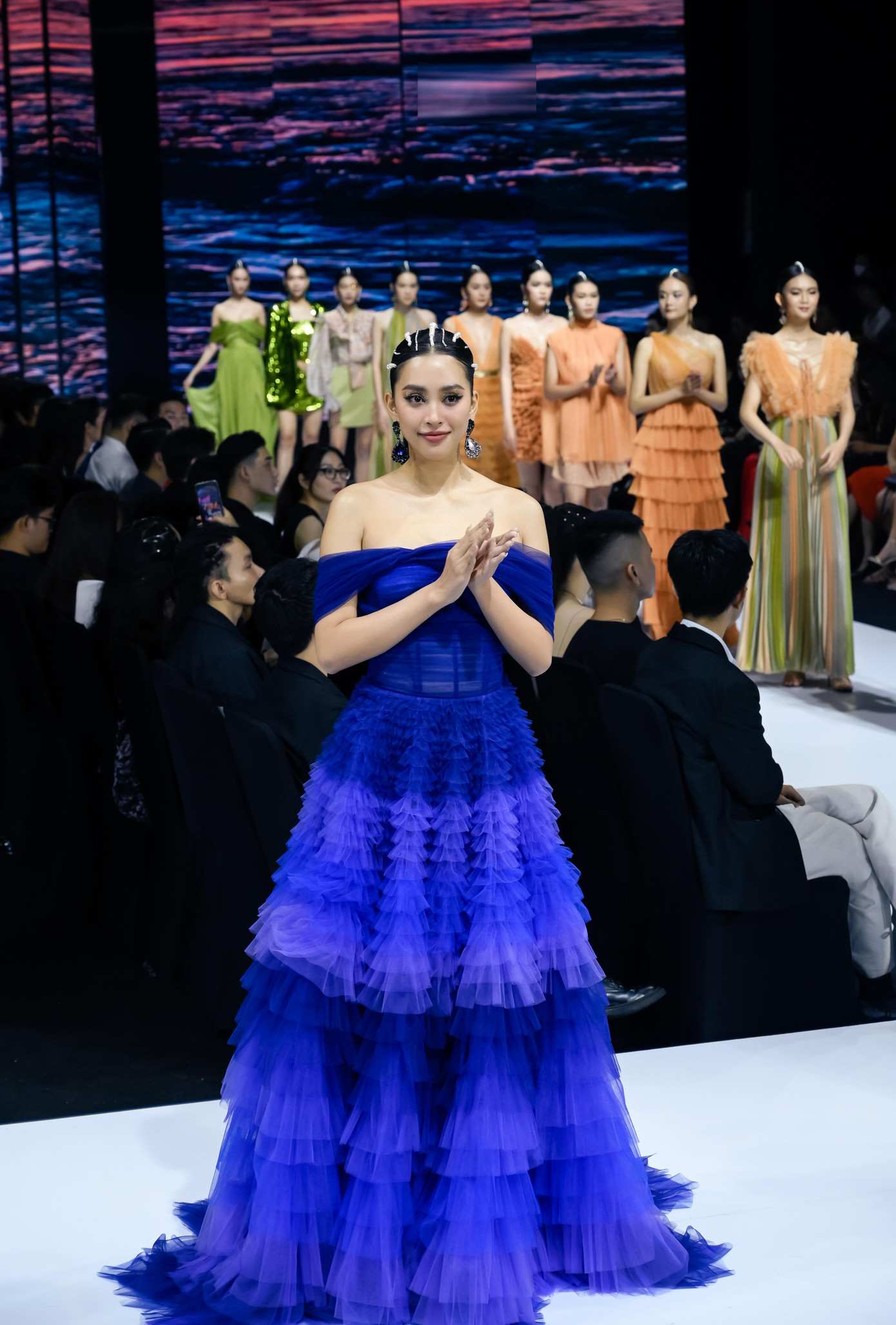 Với nhan sắc xinh đẹp, Tiểu Vy được nhiều nhà thiết kế yêu mến.