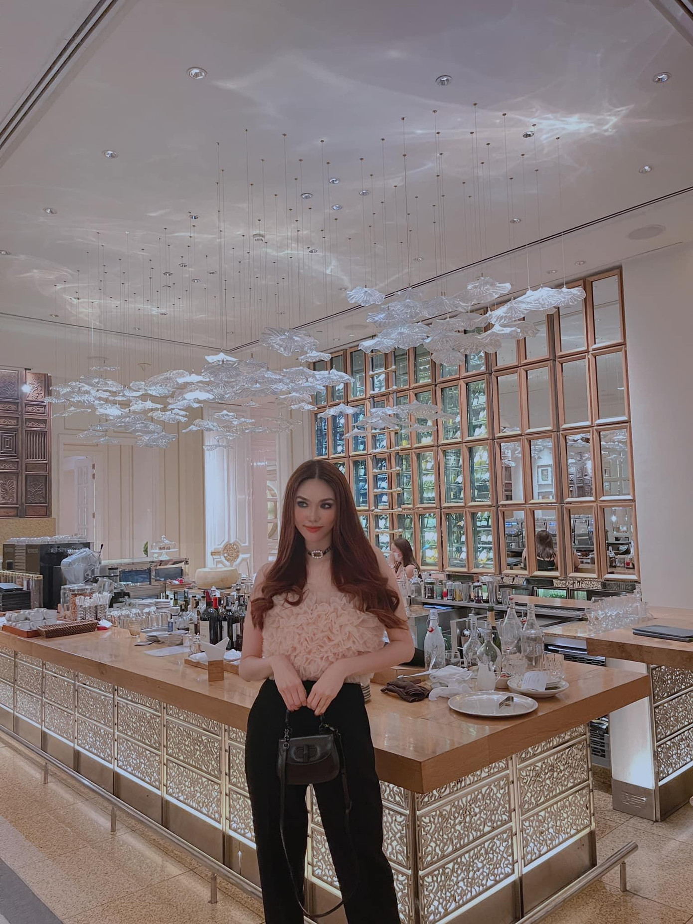 Hoa khôi Lan Khuê diện áo có thiết kế lạ mắt, khoe nhan sắc yêu kiều.