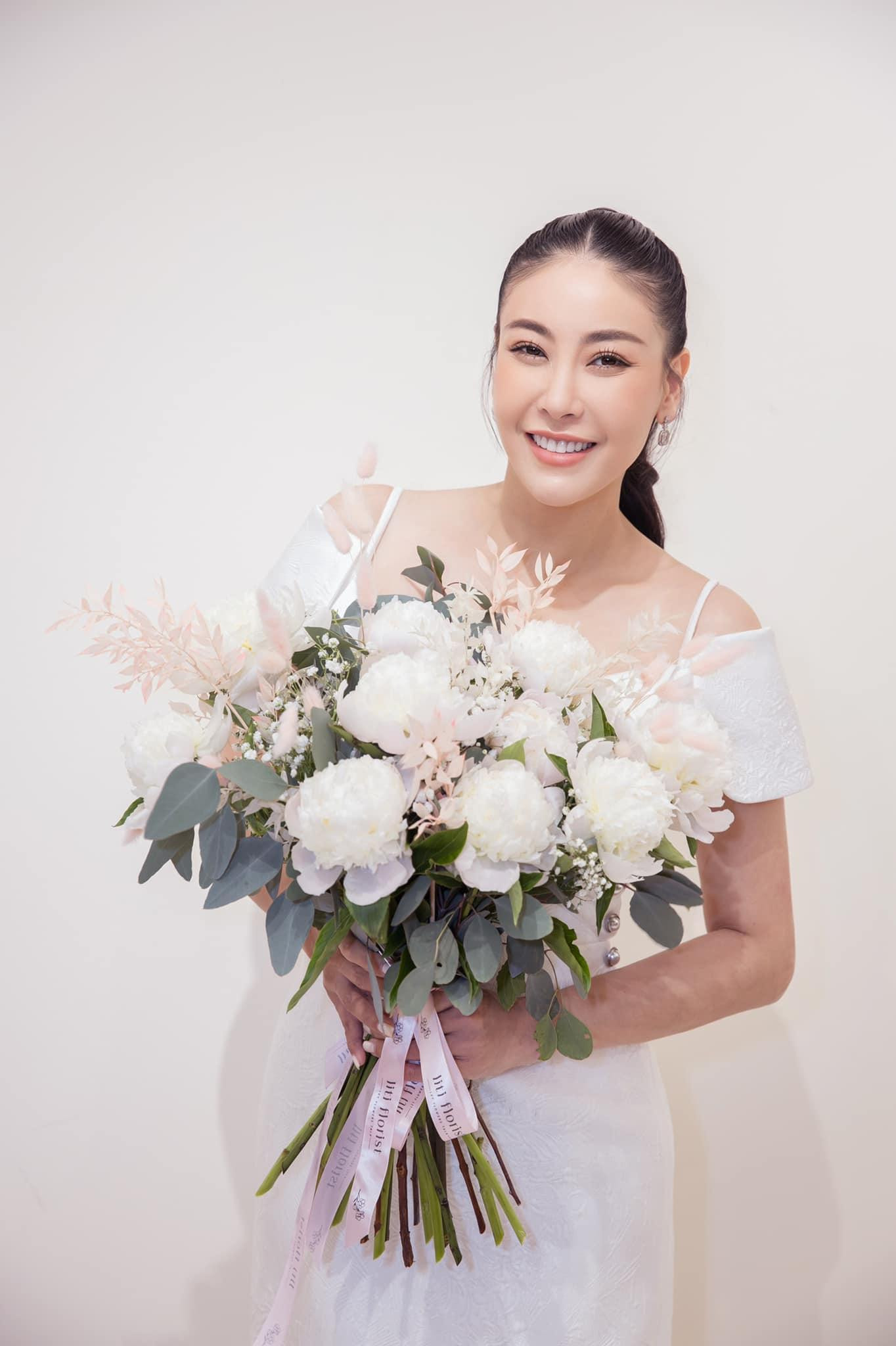 Hoa hậu Hà Kiều Anh trẻ trung, xinh đẹp khi đón tuổi 45 cùng bạn bè thân thiết.