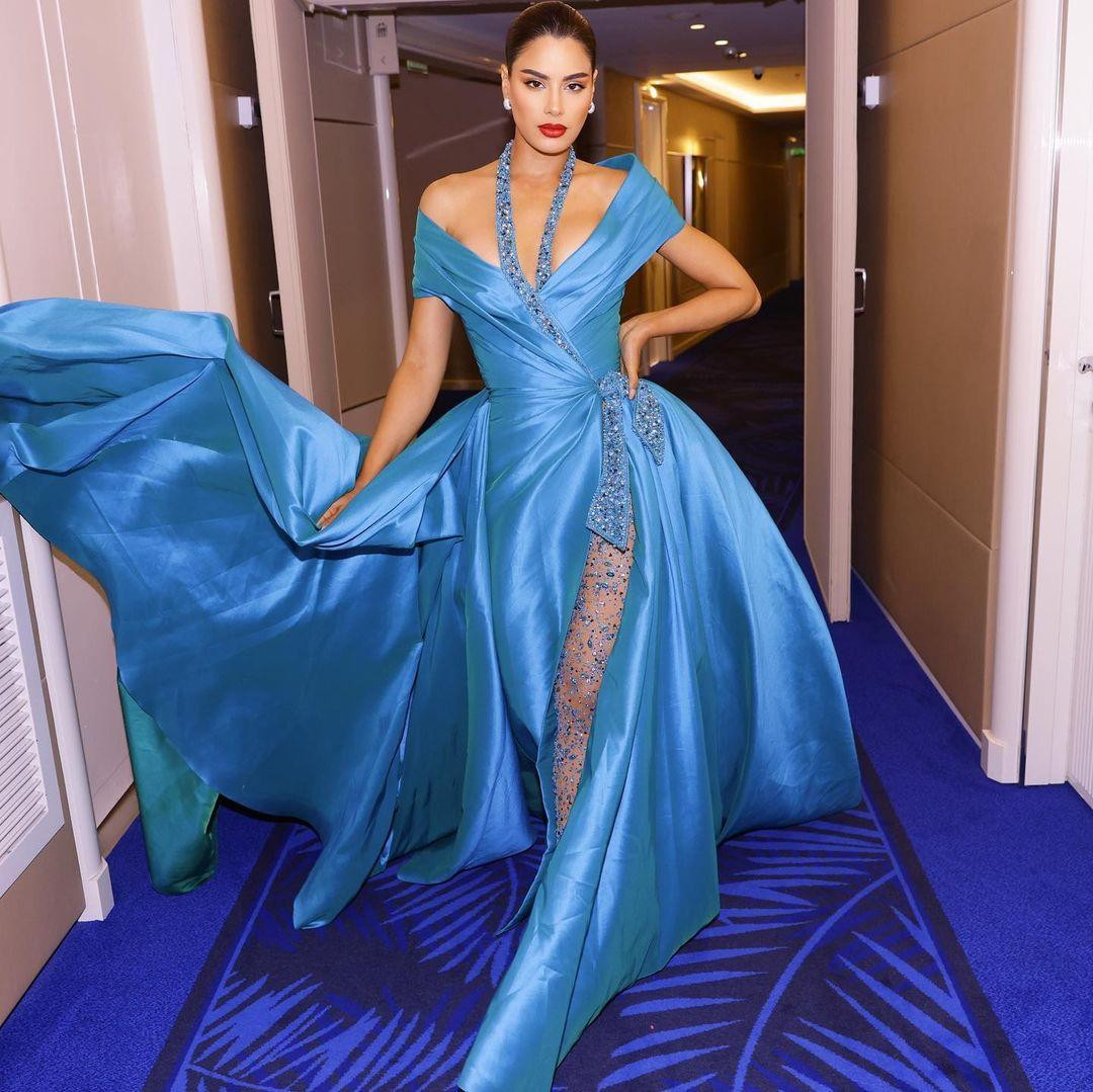 Nàng Á hậu xinh đẹp chiếm trọn sự chú ý của các khách mời nhờ nhan sắc xinh đẹp và lộng lẫy của mình. Nàng Á hậu xinh đẹp chiếm trọn sự chú ý của các khách mời nhờ nhan sắc xinh đẹp và lộng lẫy của mình.