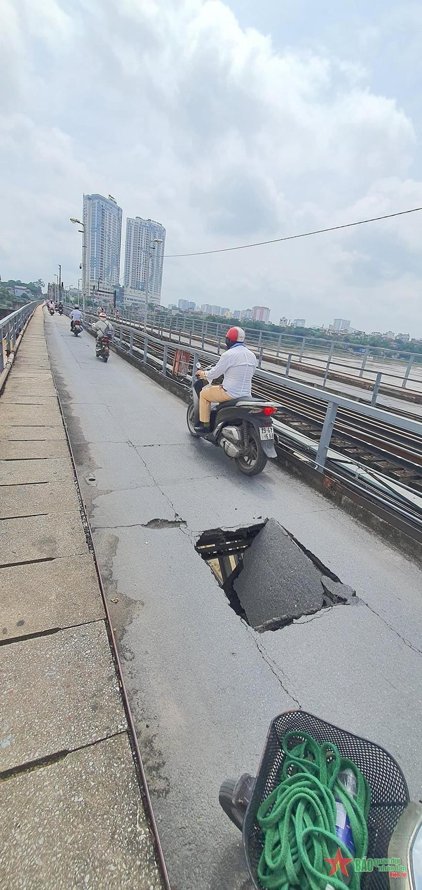 Hình ảnh cầu bị sạt lở một hố rất to ngay giữa đường đi. Ảnh FB: Nguyên Khôi.