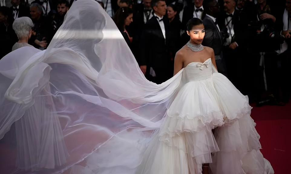 Những năm gần đây, Olivia thường xuyên lui tới Cannes với vai trò khách mời và được giới truyền thông săn đón. Với sự hỗ trợ của nhân viên trên thảm đỏ, Olivia vẫn có những khoảnh khắc đẹp mắt khi phần tà của chiếc váy phấp phới trong gió.