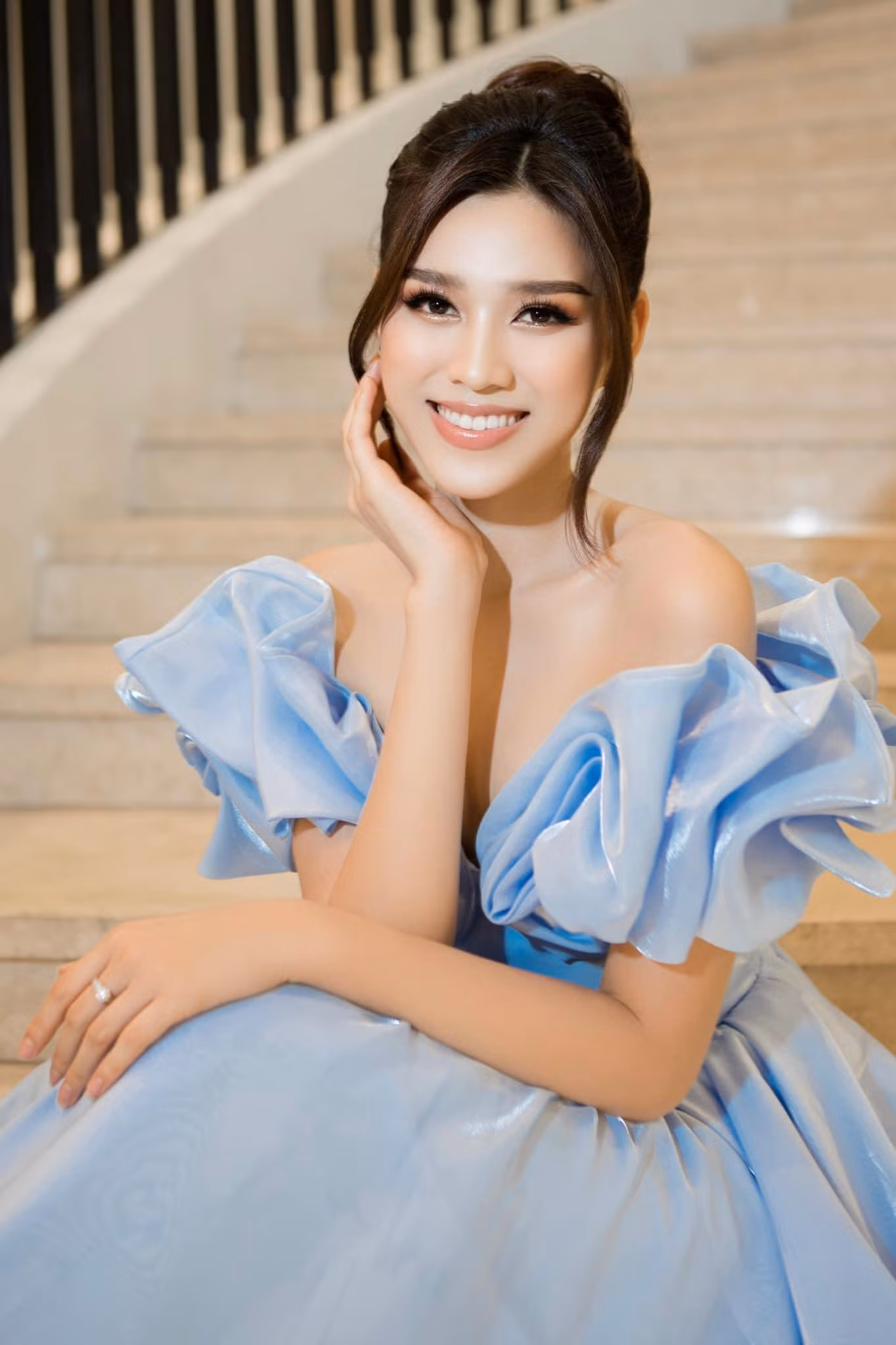 Tạo hình lần này của Đỗ Thị Hà được khen ngợi khi cả nhan sắc và thần thái của cô đều rất ngọt ngào và kiêu kỳ.