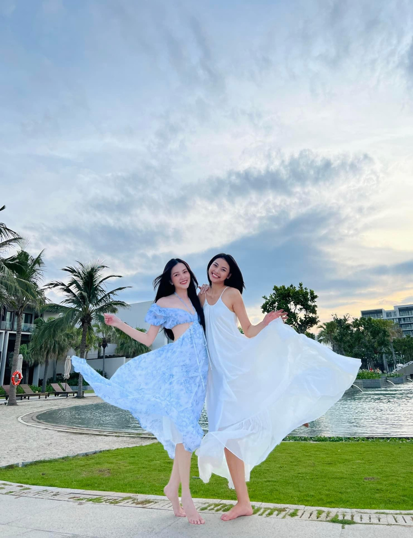 Người đẹp biển Đào Thị Hà và Hoa khôi Cần Thơ Thuý Vi diện váy maxi bay bổng trên biển.