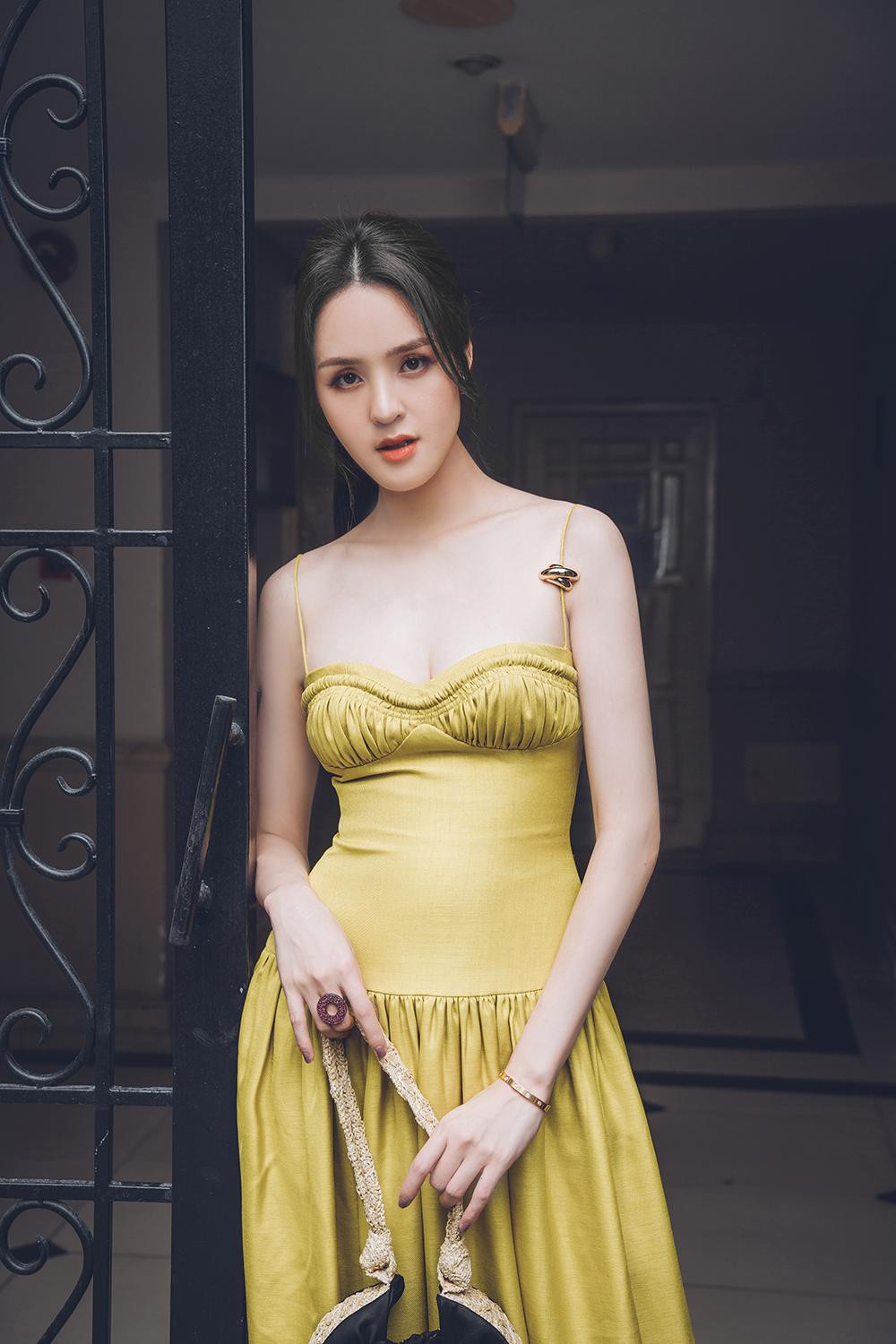 Á hậu Hoàng Anh tái xuất với hình ảnh xinh đẹp, trẻ trung. Á hậu Hoàng Anh tái xuất với hình ảnh xinh đẹp, trẻ trung.