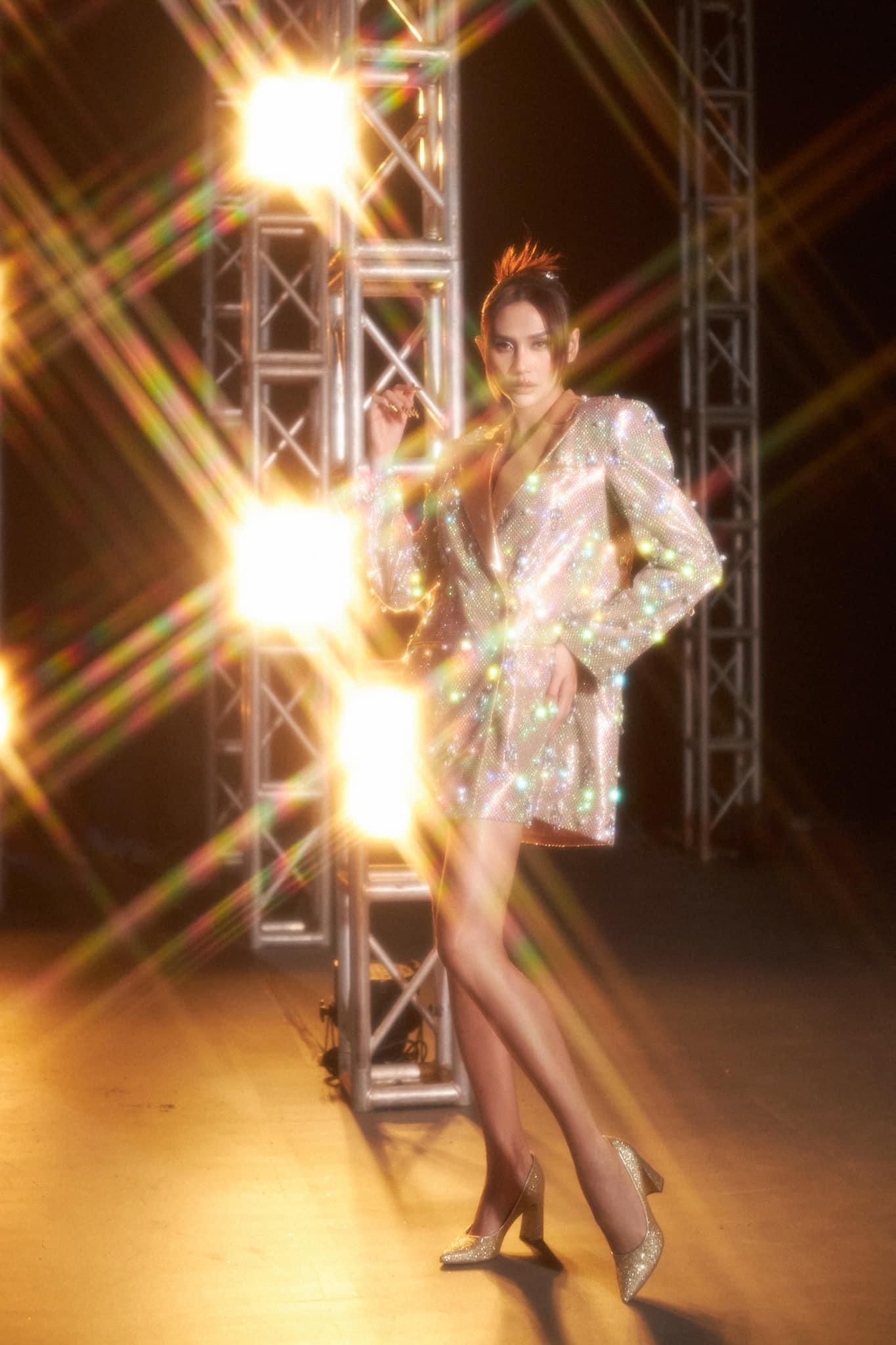 Mới đây khi xuất hiện trong một chương trình truyền hình thực tế với vai trò giám khảo, Á hậu Võ Hoàng Yến gây chú ý khi diện chiếc áo blazer dáng xuông đính kết cầu kỳ và lấp lánh.