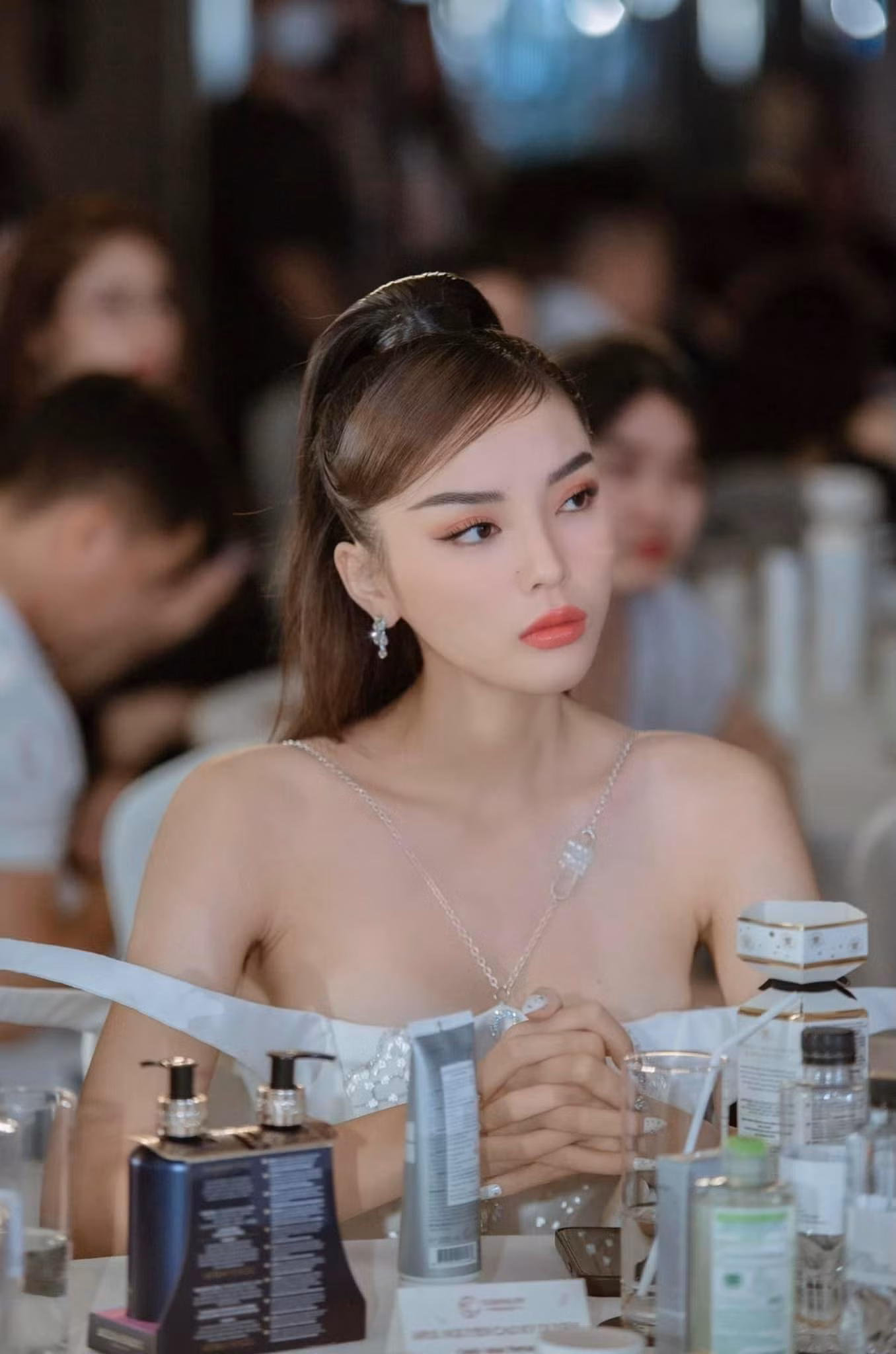 Hoa hậu Kỳ Duyên trễ nải vai trần nóng bỏng.