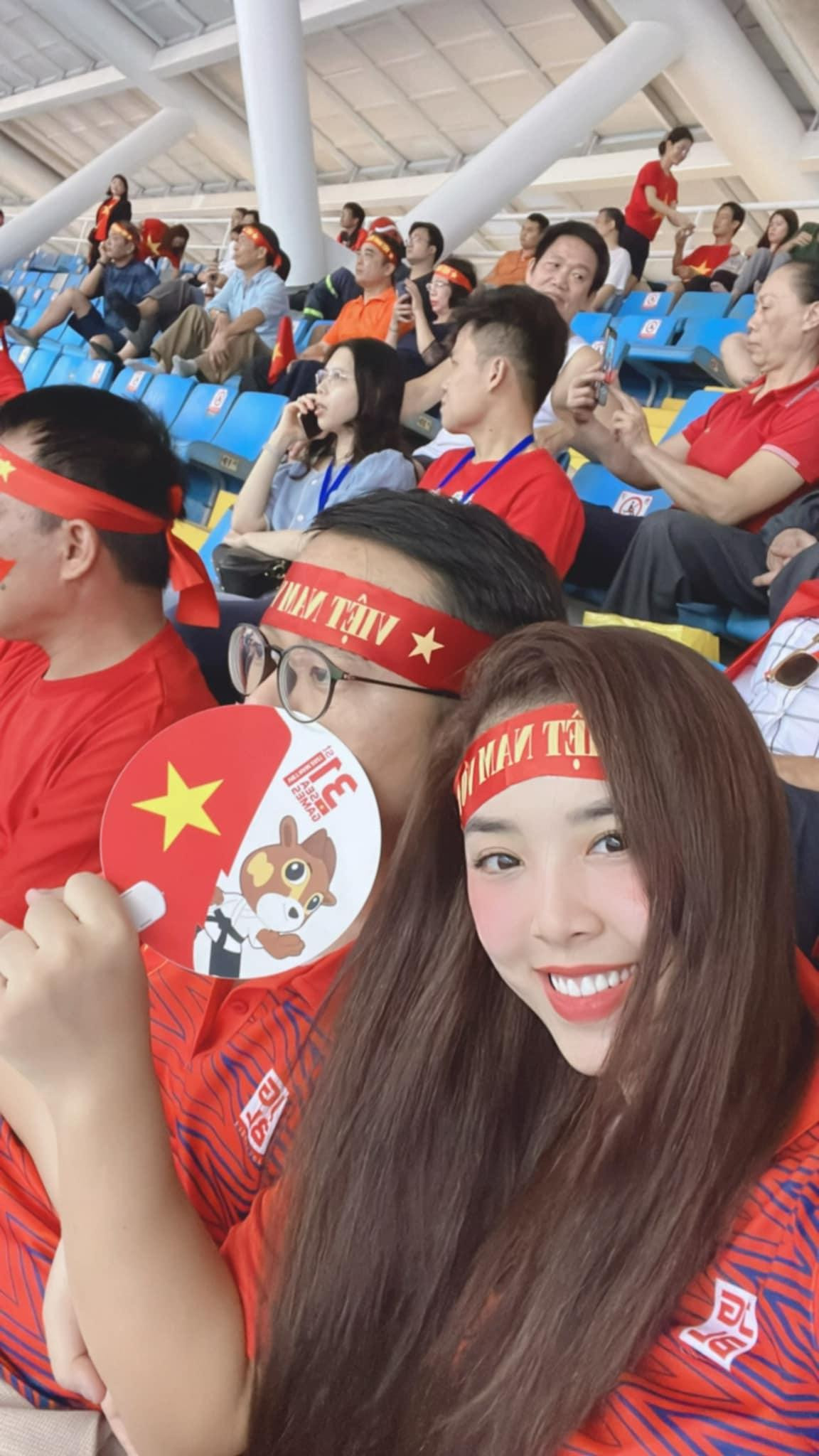 Á hậu Thuý An hào hứng với không khí sôi động trên sân Mỹ Đình.