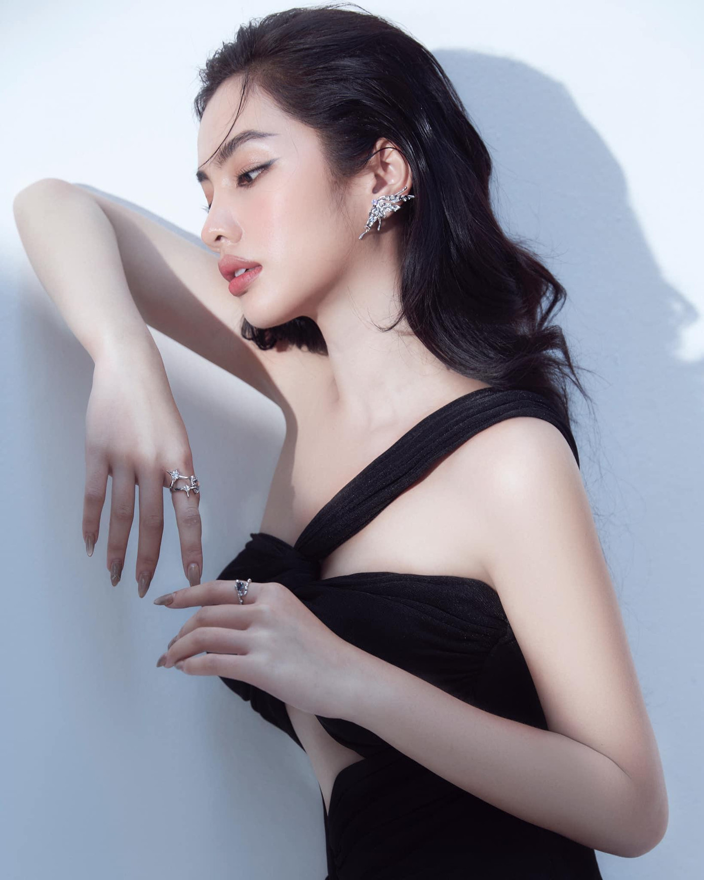 Thiết kế tôn lên làn da trắng mịn không tì vết của Cẩm Đan.