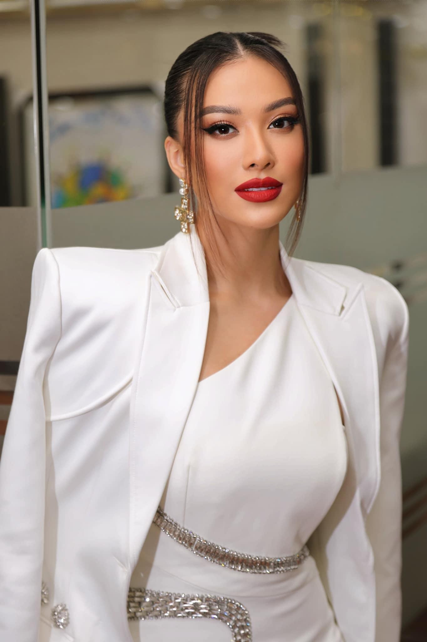 Á hậu Kim Duyên khoe nhan sắc kiêu sa, lộng lẫy trong bộ váy tông màu trắng.